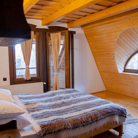 Conacul Drahneilor Hotel Ruscova Luaran gambar