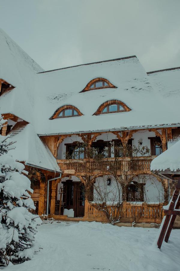 Conacul Drahneilor Hotel Ruscova Luaran gambar