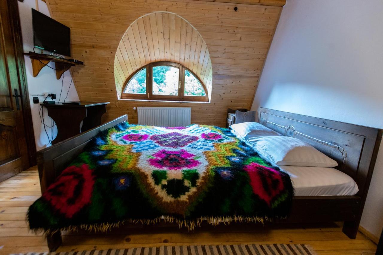 Conacul Drahneilor Hotel Ruscova Luaran gambar