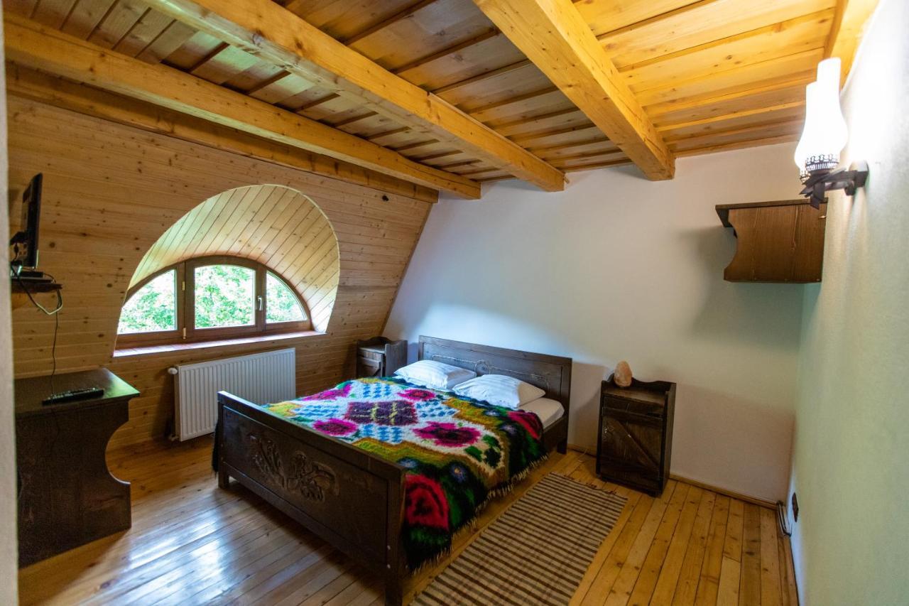 Conacul Drahneilor Hotel Ruscova Luaran gambar