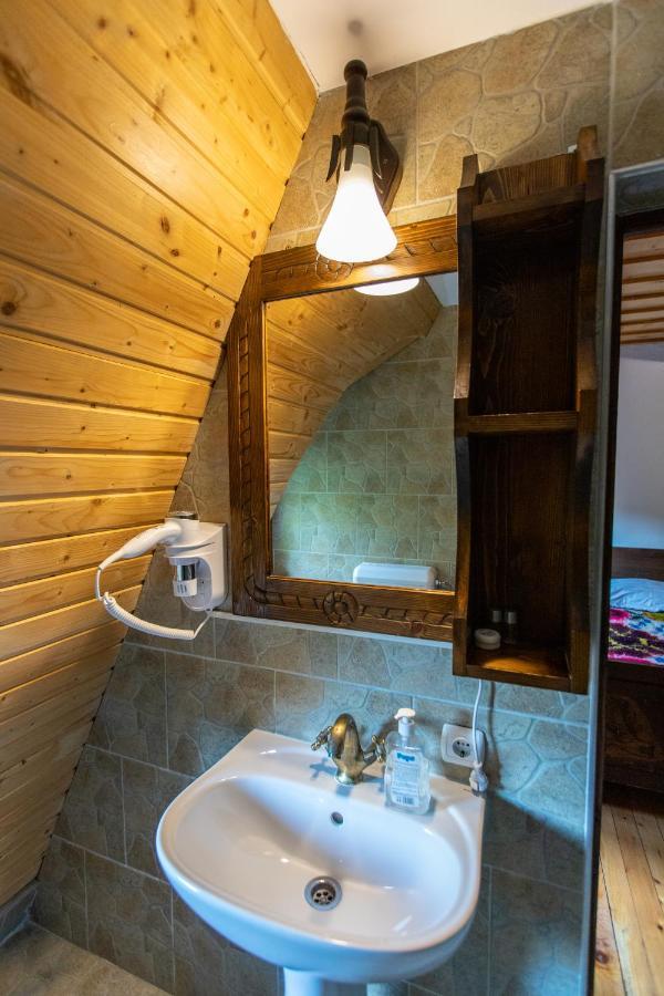Conacul Drahneilor Hotel Ruscova Luaran gambar