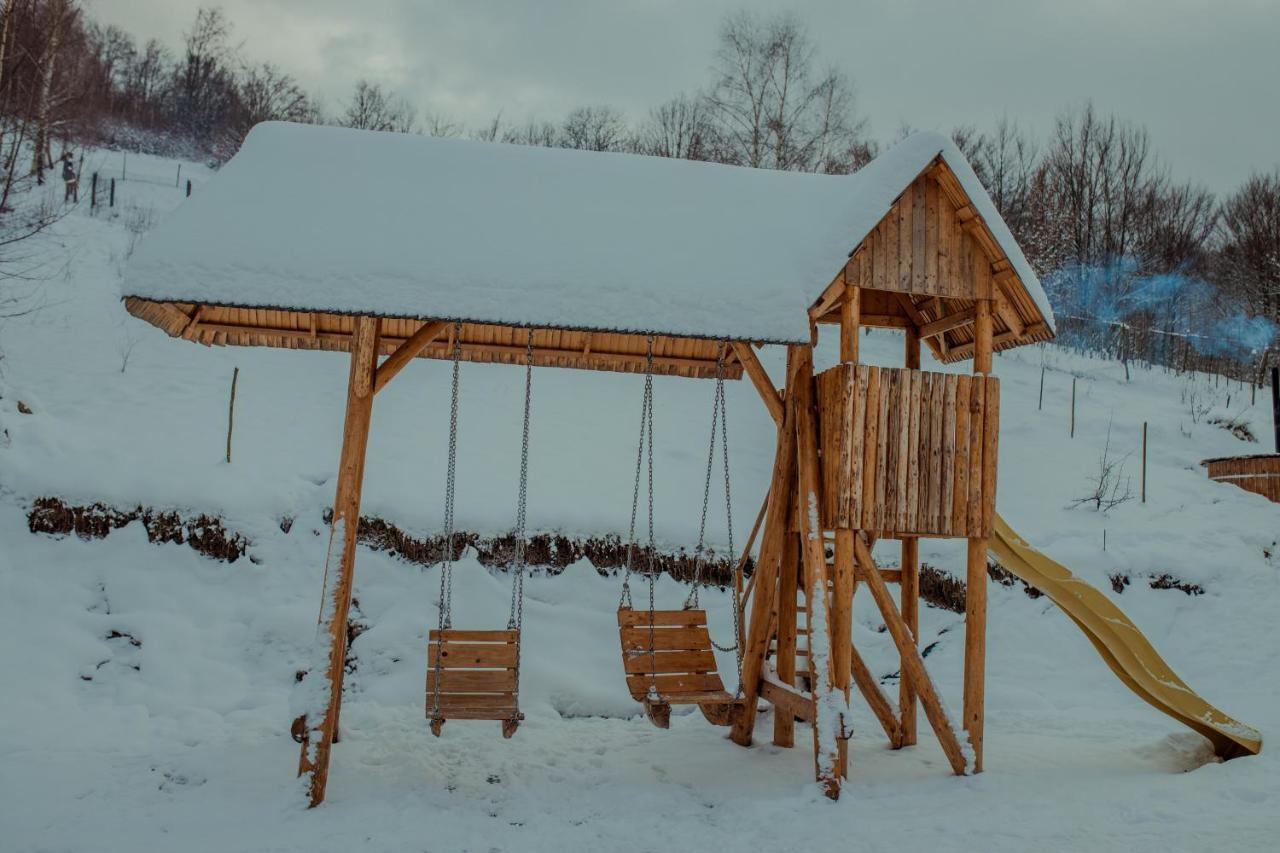 Conacul Drahneilor Hotel Ruscova Luaran gambar