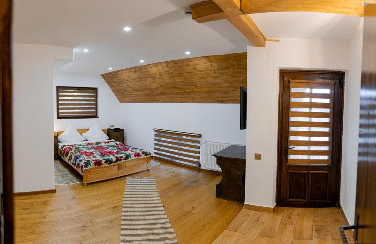 Conacul Drahneilor Hotel Ruscova Luaran gambar