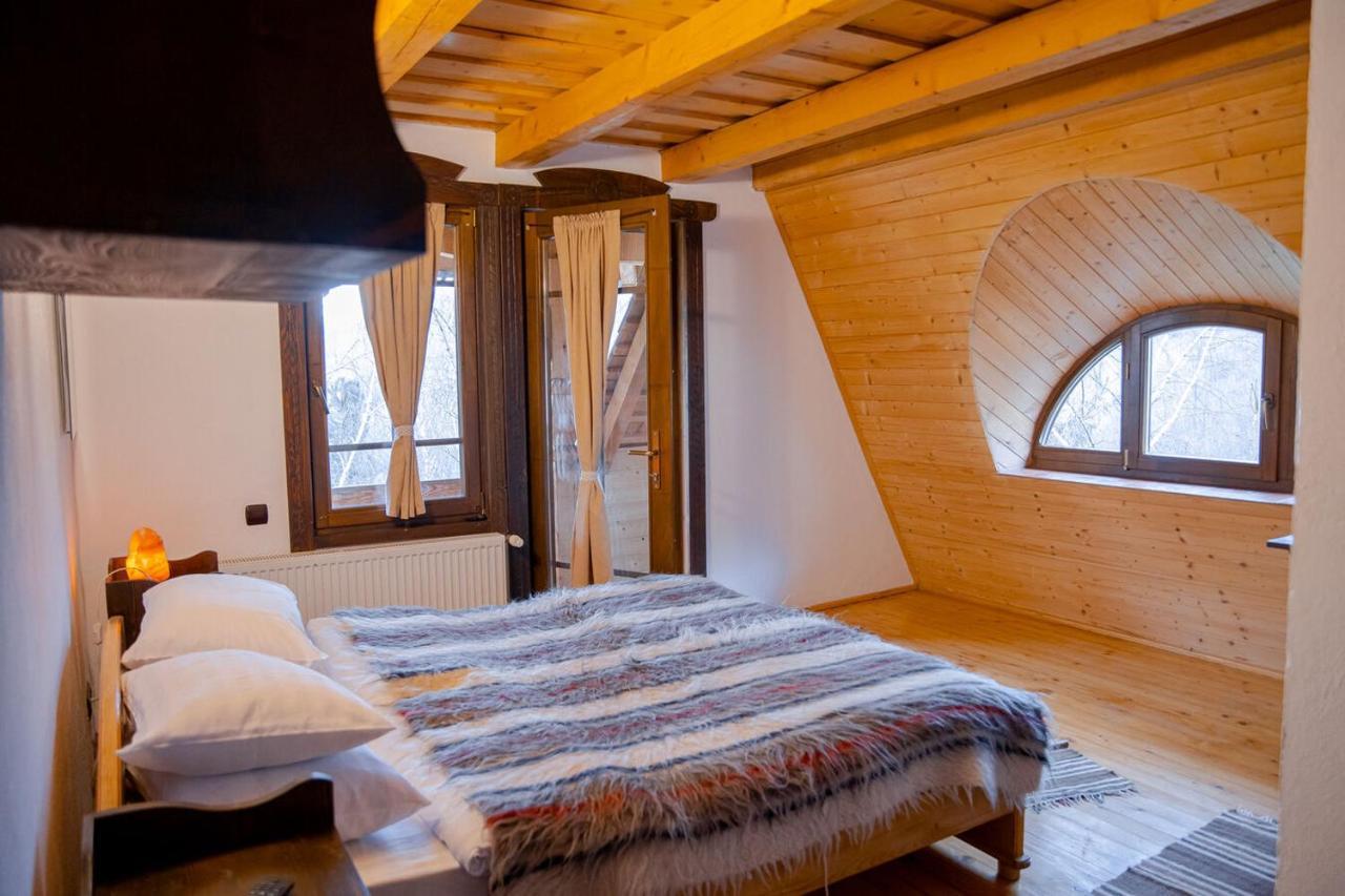 Conacul Drahneilor Hotel Ruscova Luaran gambar