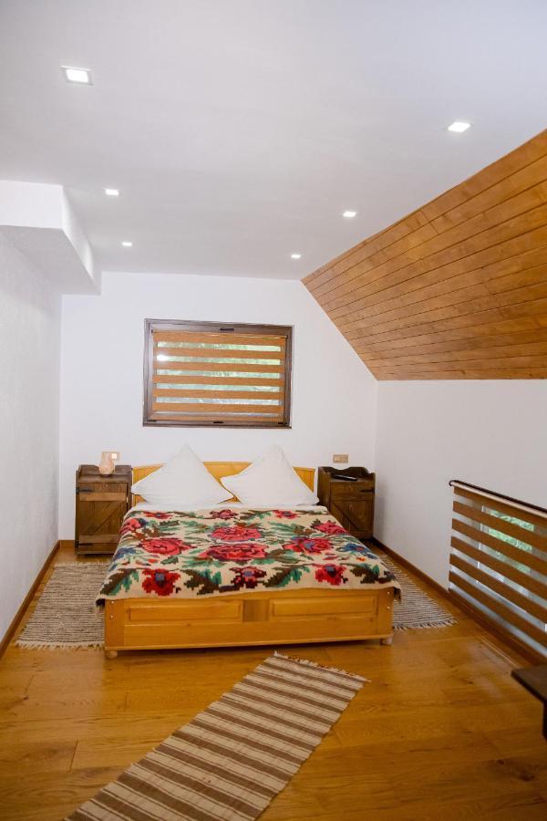 Conacul Drahneilor Hotel Ruscova Luaran gambar