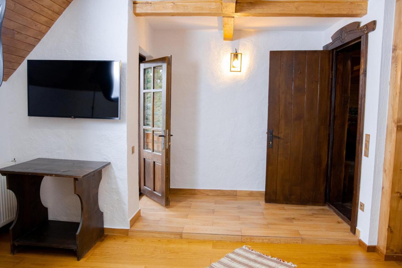 Conacul Drahneilor Hotel Ruscova Luaran gambar