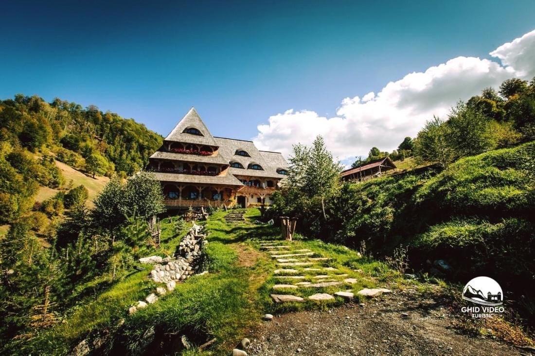 Conacul Drahneilor Hotel Ruscova Luaran gambar