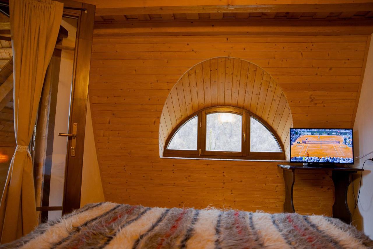 Conacul Drahneilor Hotel Ruscova Luaran gambar