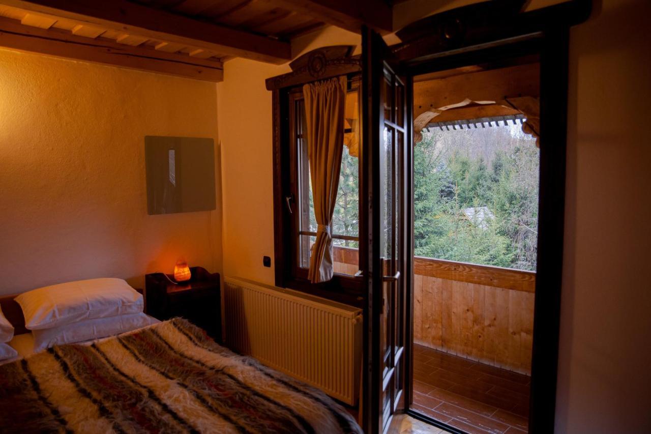 Conacul Drahneilor Hotel Ruscova Luaran gambar