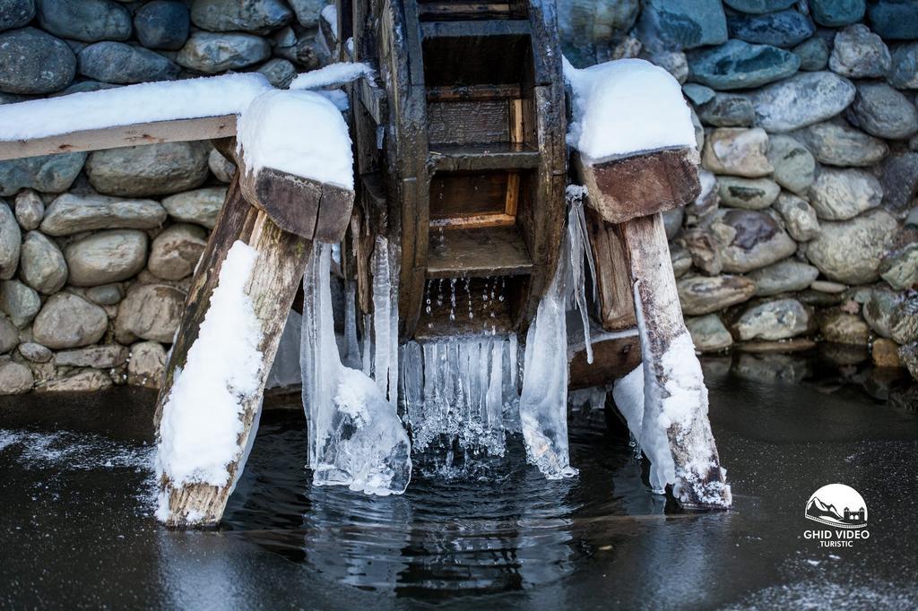 Conacul Drahneilor Hotel Ruscova Luaran gambar