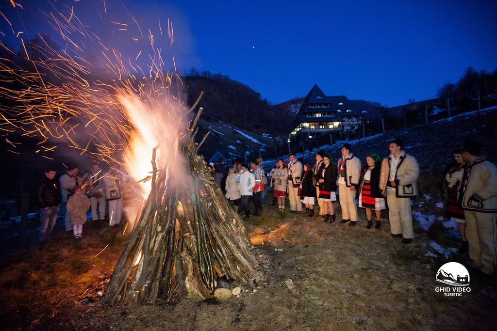 Conacul Drahneilor Hotel Ruscova Luaran gambar