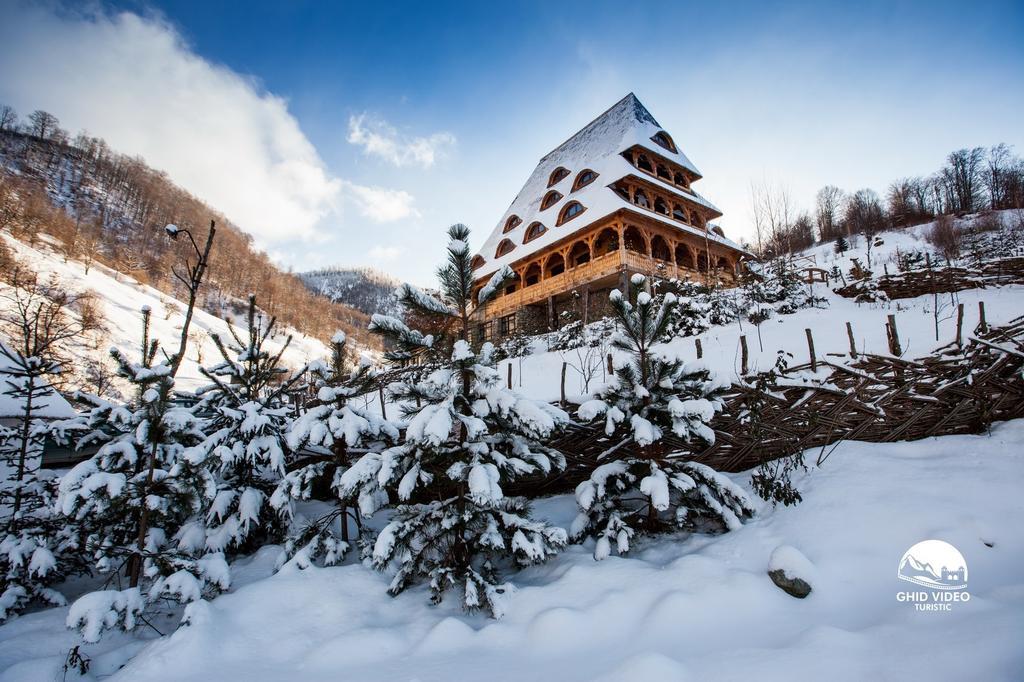 Conacul Drahneilor Hotel Ruscova Luaran gambar