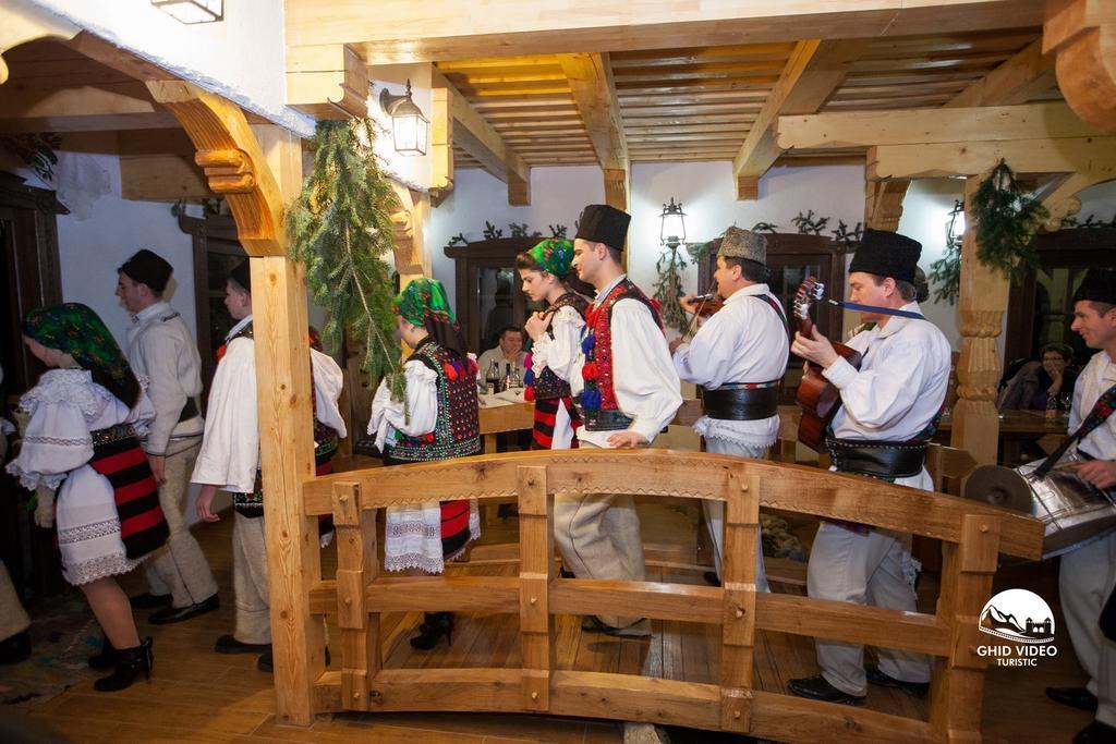 Conacul Drahneilor Hotel Ruscova Luaran gambar