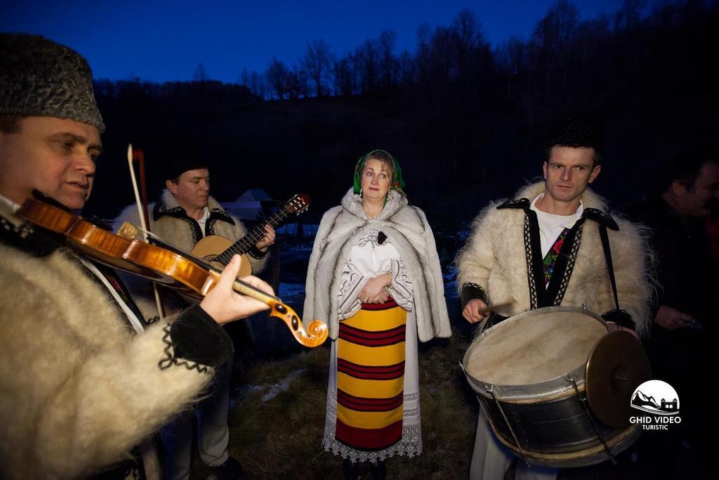 Conacul Drahneilor Hotel Ruscova Luaran gambar