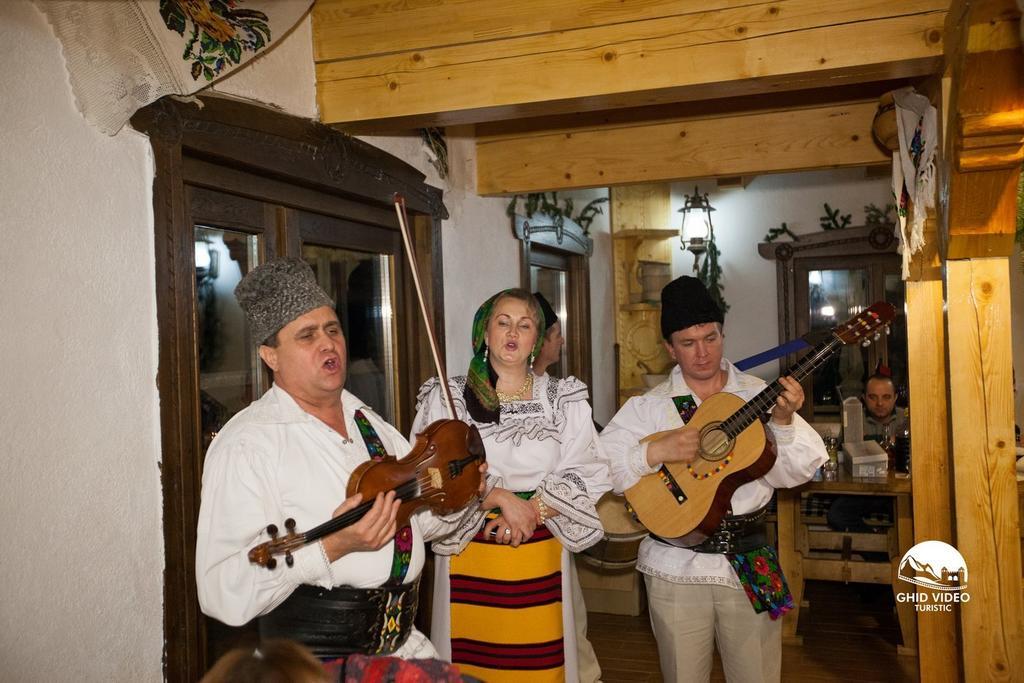 Conacul Drahneilor Hotel Ruscova Luaran gambar