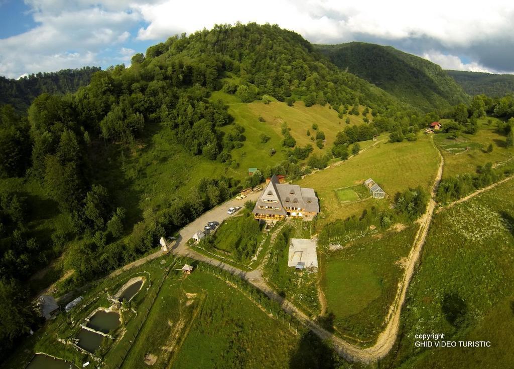 Conacul Drahneilor Hotel Ruscova Luaran gambar