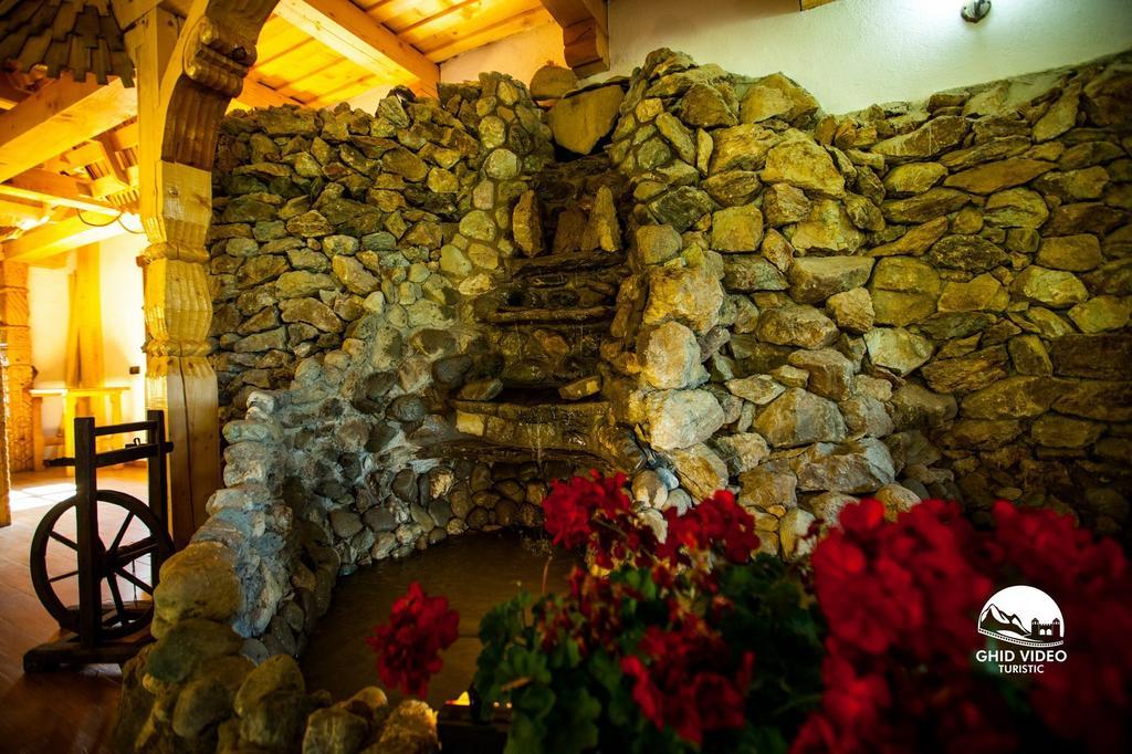 Conacul Drahneilor Hotel Ruscova Luaran gambar