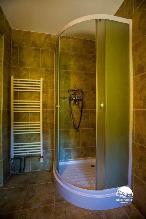 Conacul Drahneilor Hotel Ruscova Bilik gambar